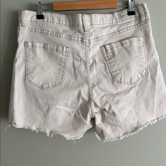 Shorts - Picture 2 of 4